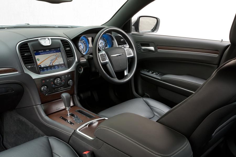  Chrysler 300C 2012 года  (UK) (фото 17 из 91)